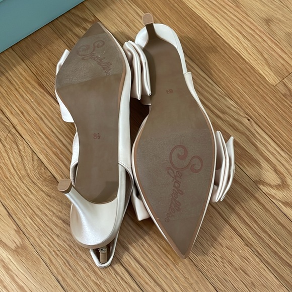 Seychelles Ivory Satin Bow Kitten Heels - Picture 5 of 9